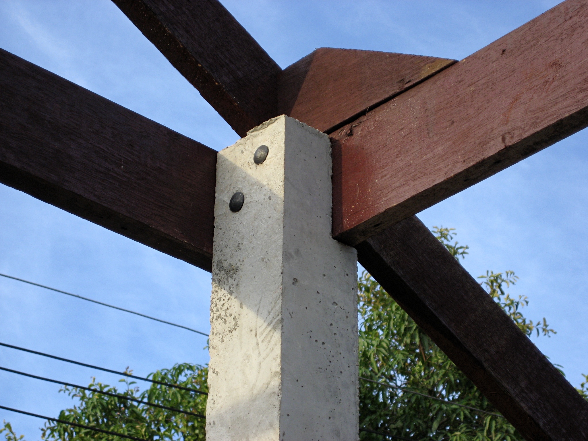 Detail šroubovaného spoje dřevěné konstrukce